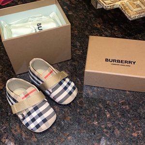 Burberry infant shoes